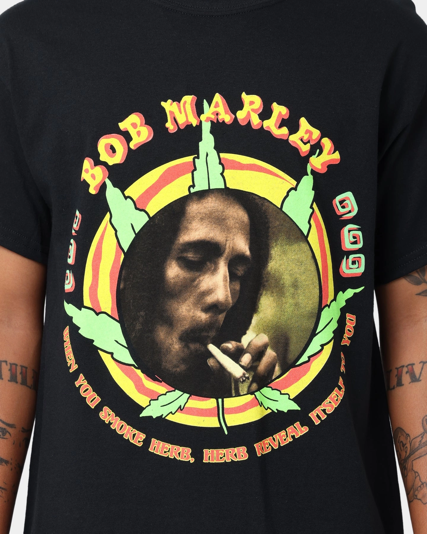 BOB MARLEY Circle Leaf Short Sleeve T-Shirt Black